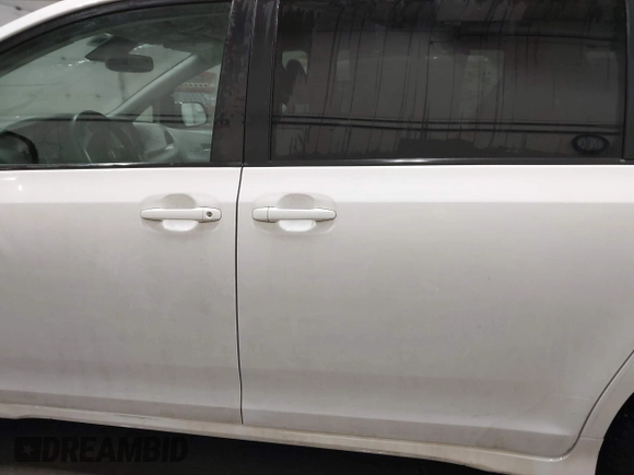 2018 Toyota Sienna LE Auto Access Seat with VIN 5TDKZ3DC4JS922290, listed as a IAAI auction lot 41615724 with 100,632 mi miles. Bid and sale history available at carsss.com. Image 14.