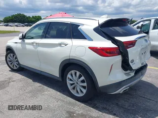 2019 Infiniti QX50 Essential z VIN 3PCAJ5M3XKF111873, wystawiony jako IAAI lot #42568626 z przebiegiem 37 384 mil mil oraz . Historia ofert i sprzedaży dostępna na DreamBid. Obrazek 3.