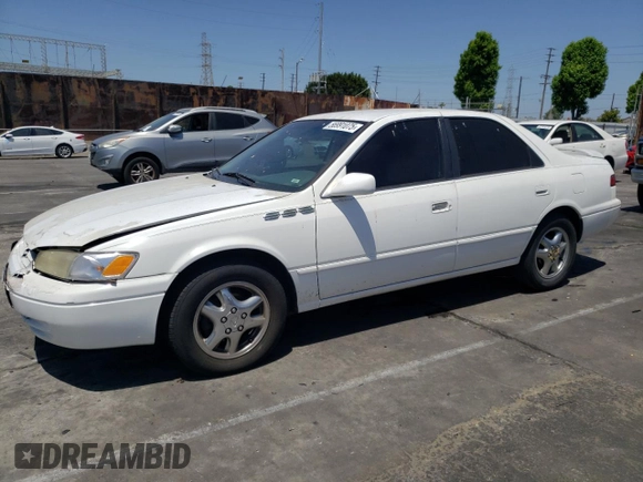 1997 Toyota Camry LE z VIN 4T1BG22K1VU780603, wystawiony jako Copart lot #56991075 z przebiegiem 136 511 mil mil oraz Czysty tytuł • Clean title. Historia ofert i sprzedaży dostępna na DreamBid. Obrazek 1.