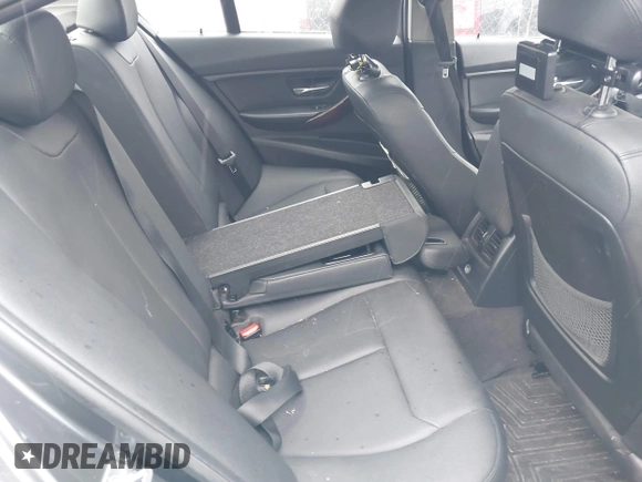 2013 BMW 3 Series 328i xDrive z VIN WBA3B5G5XDNS04431, wystawiony jako IAAI lot #42186095 z przebiegiem Nie podano mil oraz . Historia ofert i sprzedaży dostępna na DreamBid. Obrazek 8.