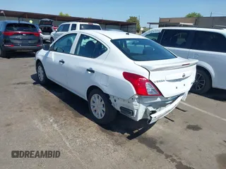 2016 Nissan Versa S z VIN 3N1CN7AP3GL903343, wystawiony jako IAAI lot #42520278 z przebiegiem 106 630 mil mil oraz . Historia ofert i sprzedaży dostępna na DreamBid. Obrazek 3.