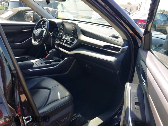 2021 Toyota Highlander XLE with VIN 5TDGZRAH2MS065304, listed as a IAAI auction lot 42386731 with 67,893 mi miles and . Bid and sale history available at DreamBid. Image 5.