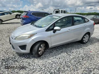 2013 Ford Fiesta S z VIN 3FADP4AJXDM155904, wystawiony jako Copart lot #66199795 z przebiegiem 94 880 mil mil oraz Czysty tytuł • Clean title. Historia ofert i sprzedaży dostępna na DreamBid. Obrazek 1.