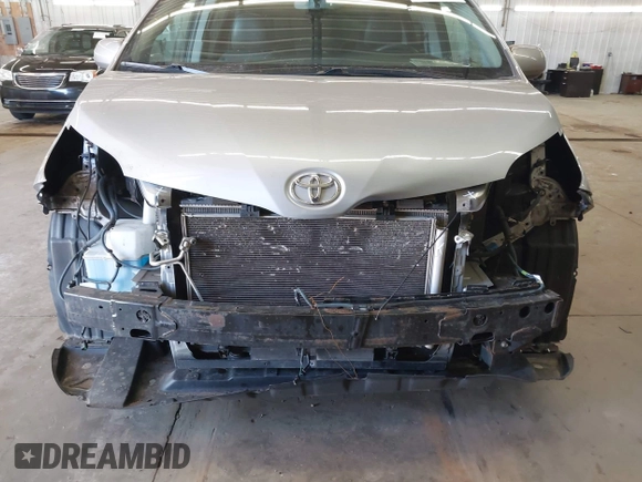 2015 Toyota Sienna SE with VIN 5TDXK3DC9FS527667, listed as a IAAI auction lot 41977729 with 230,933 mi miles and . Bid and sale history available at DreamBid. Image 6.