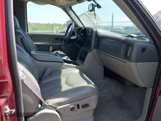 2005 Chevrolet Tahoe LT with VIN 1GNEK13T25R261555, listed as a IAAI auction lot 42060225 with 151,190 mi miles. Bid and sale history available at carsss.com. Image 5.