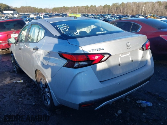 2024 Nissan Versa S z VIN 3N1CN8DV8RL866194, wystawiony jako IAAI lot #41420972 z przebiegiem 23 000 mil mil oraz . Historia ofert i sprzedaży dostępna na DreamBid. Obrazek 3.