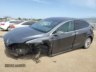 2017 Tesla Model X 90D z VIN 5YJXCDE21HF056145, wystawiony jako Copart lot #55128995 z przebiegiem 86 314 mil mil oraz Szkody całkowita. Historia ofert i sprzedaży dostępna na DreamBid. Obrazek 1.