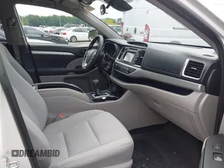 2019 Toyota Highlander LE with VIN 5TDBZRFH5KS929567, listed as a IAAI auction lot 42603356 with 40,368 mi miles and . Bid and sale history available at DreamBid. Image 5.