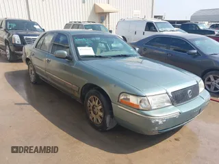 2005 Mercury Grand Marquis GS z VIN 2MEFM74W95X668702, wystawiony jako IAAI lot #42235167 z przebiegiem 121 050 mil mil oraz . Historia ofert i sprzedaży dostępna na DreamBid. Obrazek 1.