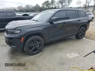 2023 Jeep Grand Cherokee Laredo z VIN 1C4RJJAG4P8814041, wystawiony jako Copart lot #42776095 z przebiegiem 71 111 mil mil oraz Szkoda całkowita • Salvage title. Historia ofert i sprzedaży dostępna na DreamBid. Obrazek 1.