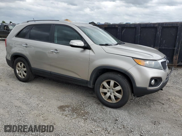 2013 Kia Sorento LX z VIN 5XYKT3A63DG400462, wystawiony jako Copart lot #57388925 z przebiegiem 304 354 mil mil oraz Szkoda całkowita • Salvage title. Historia ofert i sprzedaży dostępna na DreamBid. Obrazek 4.