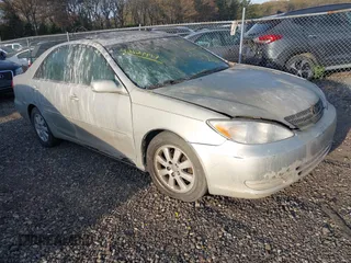 2002 Toyota Camry XLE z VIN 4T1BF30K02U535783, wystawiony jako IAAI lot #42121997 z przebiegiem Nie podano mil oraz . Historia ofert i sprzedaży dostępna na DreamBid. Obrazek 1.