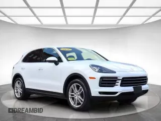 2021 Porsche Cayenne z VIN WP1AA2AY6MDA03XXX, wystawiony jako Copart lot #60909005 z przebiegiem 27 698 mil mil oraz Czysty tytuł • Clean title. Historia ofert i sprzedaży dostępna na DreamBid. Obrazek 1.