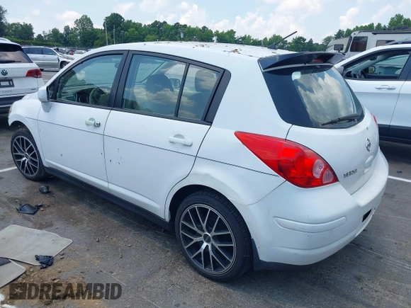 2010 Nissan Versa SL z VIN 3N1BC1CP3AL445757, wystawiony jako IAAI lot #42663321 z przebiegiem 186 076 mil mil oraz . Historia ofert i sprzedaży dostępna na DreamBid. Obrazek 3.