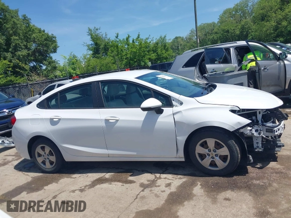 2017 Chevrolet Cruze LS z VIN 1G1BC5SM6H7257771, wystawiony jako IAAI lot #42211908 z przebiegiem 90 005 mil mil oraz . Historia ofert i sprzedaży dostępna na DreamBid. Obrazek 14.