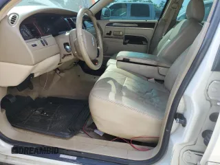 2006 Lincoln Town Car Signature z VIN 1LNHM81W26Y600713, wystawiony jako Copart lot #56341385 z przebiegiem Nie podano mil oraz Szkoda całkowita • Salvage title. Historia ofert i sprzedaży dostępna na DreamBid. Obrazek 7.