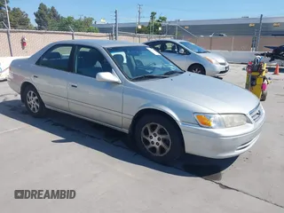 2000 Toyota Camry LE z VIN JT2BF28K8Y0250938, wystawiony jako IAAI lot #42222865 z przebiegiem 229 351 mil mil oraz . Historia ofert i sprzedaży dostępna na DreamBid. Obrazek 1.
