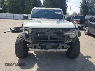 2023 Ford Bronco Raptor z VIN 1FMEE5JR7PLA93752, wystawiony jako Copart lot #57440075 z przebiegiem 33 549 mil mil oraz Szkody całkowita. Historia ofert i sprzedaży dostępna na DreamBid. Obrazek 5.