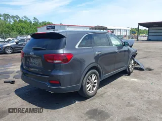 2019 Kia Sorento LX z VIN 5XYPGDA59KG448942, wystawiony jako IAAI lot #42333673 z przebiegiem 172 581 mil mil oraz . Historia ofert i sprzedaży dostępna na DreamBid. Obrazek 4.