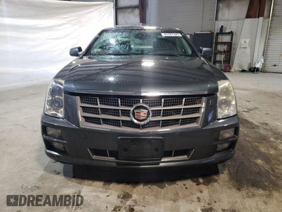 2010 Cadillac STS AWD z VIN 1G6DU6EV5A0113671, wystawiony jako Copart lot #47447395 z przebiegiem 77 062 mil mil oraz Tytuł czysty. Historia ofert i sprzedaży dostępna na DreamBid. Obrazek 5.