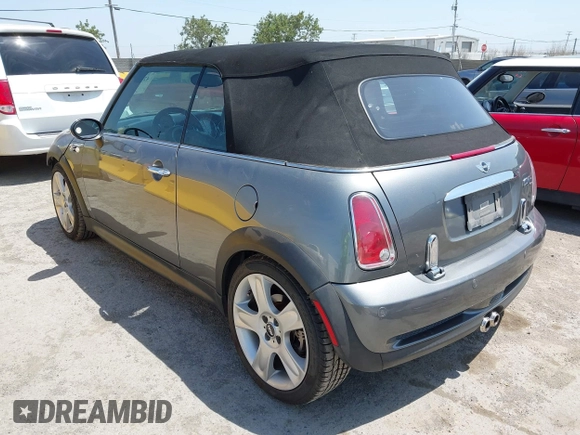 2005 MINI Convertible S z VIN WMWRH33585TF85313, wystawiony jako IAAI lot #42401456 z przebiegiem 126 586 mil mil oraz . Historia ofert i sprzedaży dostępna na DreamBid. Obrazek 3.