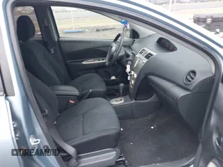 2009 Toyota Yaris z VIN JTDBT903591332683, wystawiony jako IAAI lot #41224976 z przebiegiem 113 305 mil mil oraz . Historia ofert i sprzedaży dostępna na DreamBid. Obrazek 5.