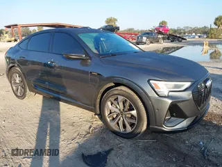 2021 Audi e-tron Sportback S line Premium Plus z VIN WA12AAGE1MB028858, wystawiony jako IAAI lot #41517141 z przebiegiem 69 413 mil mil oraz . Historia ofert i sprzedaży dostępna na DreamBid. Obrazek 1.