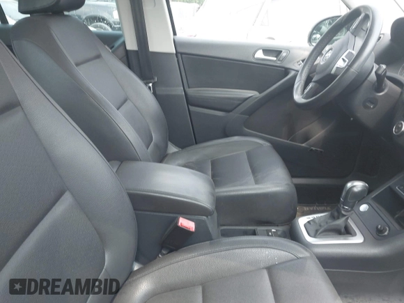 2014 Volkswagen Tiguan SE z VIN WVGAV3AX0EW576108, wystawiony jako IAAI lot #42405804 z przebiegiem 117 530 mil mil oraz . Historia ofert i sprzedaży dostępna na DreamBid. Obrazek 5.
