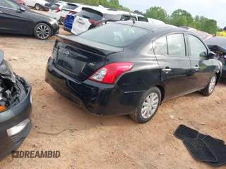 2019 Nissan Versa SV z VIN 3N1CN7AP4KL820481, wystawiony jako IAAI lot #42033570 z przebiegiem 106 678 mil mil oraz . Historia ofert i sprzedaży dostępna na DreamBid. Obrazek 4.