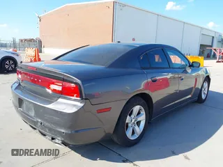 2013 Dodge Charger SE z VIN 2C3CDXBG5DH571669, wystawiony jako IAAI lot #42093056 z przebiegiem 181 157 mil mil oraz . Historia ofert i sprzedaży dostępna na DreamBid. Obrazek 4.