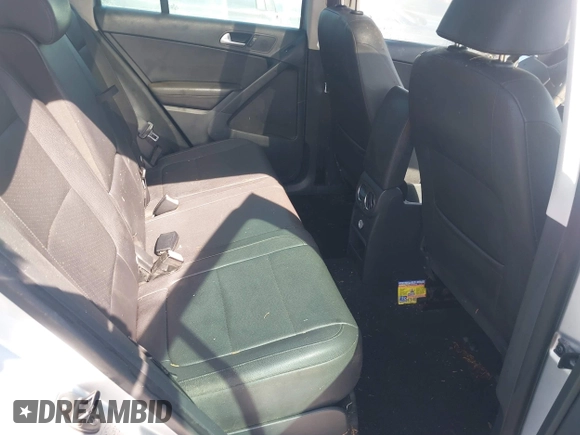 2010 Volkswagen Tiguan S z VIN WVGAV7AX5AW001651, wystawiony jako IAAI lot #42665765 z przebiegiem Nie podano mil oraz . Historia ofert i sprzedaży dostępna na DreamBid. Obrazek 8.