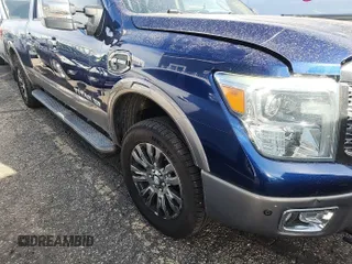 2016 Nissan Titan Platinum Reserve z VIN 1N6BA1F47GN502505, wystawiony jako IAAI lot #42520972 z przebiegiem 104 949 mil mil oraz . Historia ofert i sprzedaży dostępna na DreamBid. Obrazek 2.