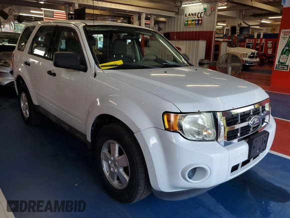 2011 Ford Escape XLS z VIN 1FMCU9C71BKB04384, wystawiony jako IAAI lot #42790150 z przebiegiem 103 089 mil mil oraz . Historia ofert i sprzedaży dostępna na DreamBid. Obrazek 2.