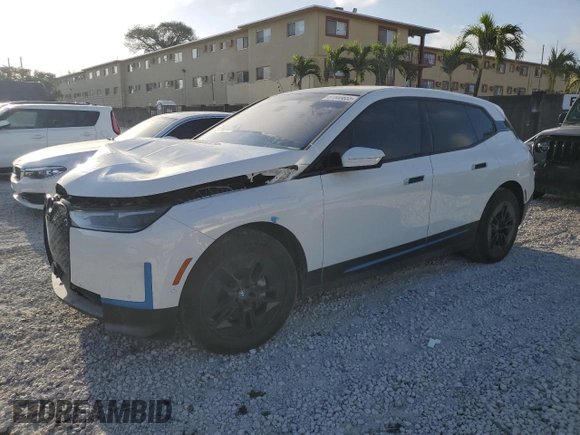 2024 BMW iX xDrive50 z VIN WB523CF02RCS04556, wystawiony jako Copart lot #51800655 z przebiegiem 7 915 mil mil oraz Czysty tytuł • Clean title. Historia ofert i sprzedaży dostępna na DreamBid. Obrazek 1.