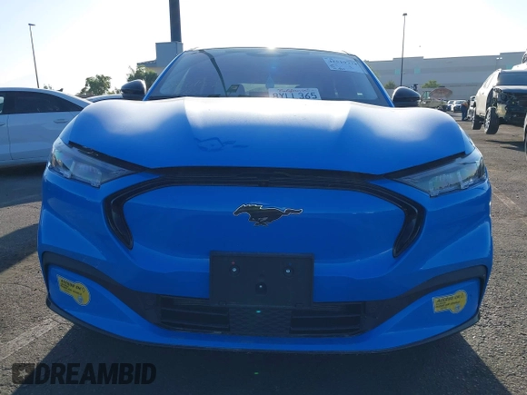 2022 Ford Mustang Mach-E Premium z VIN 3FMTK3R74NMA19496, wystawiony jako IAAI lot #42519774 z przebiegiem 19 880 mil mil oraz . Historia ofert i sprzedaży dostępna na DreamBid. Obrazek 12.