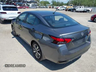 2024 Nissan Versa S z VIN 3N1CN8DV5RL920468, wystawiony jako IAAI lot #42040039 z przebiegiem 22 201 mil mil oraz . Historia ofert i sprzedaży dostępna na DreamBid. Obrazek 3.