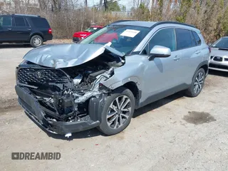 2022 Toyota Corolla Cross XLE z VIN 7MUEAABG1NV020142, wystawiony jako IAAI lot #41925148 z przebiegiem 36 047 mil mil oraz . Historia ofert i sprzedaży dostępna na DreamBid. Obrazek 2.