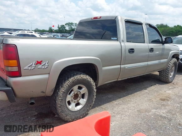 2003 GMC Sierra 1500HD SLT z VIN 1GTGK13U93F108499, wystawiony jako IAAI lot #42149012 z przebiegiem 296 775 mil mil oraz . Historia ofert i sprzedaży dostępna na DreamBid. Obrazek 4.