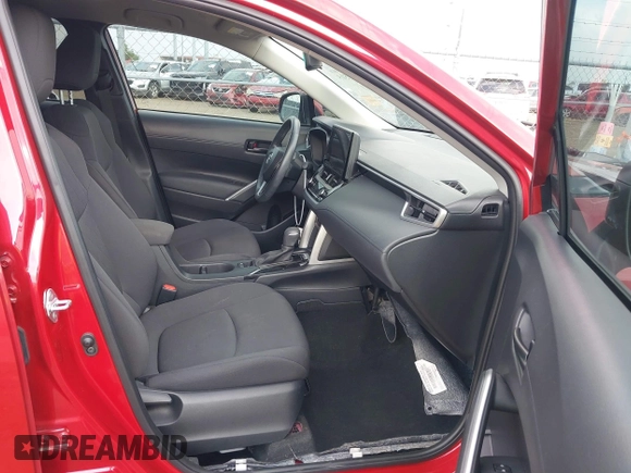2023 Toyota Corolla Cross LE z VIN 7MUCAAAG4PV047301, wystawiony jako IAAI lot #42107515 z przebiegiem 27 137 mil mil oraz . Historia ofert i sprzedaży dostępna na DreamBid. Obrazek 5.