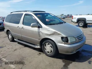 2002 Toyota Sienna LE with VIN 4T3ZF13C32U486822, listed as a IAAI auction lot 42019920 with 212,606 mi miles. Bid and sale history available at carsss.com. Image 1.