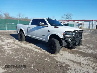 2020 Ram 2500 Laramie z VIN 3C6UR5FL5LG282570, wystawiony jako IAAI lot #41269337 z przebiegiem 43 947 mil mil oraz . Historia ofert i sprzedaży dostępna na DreamBid. Obrazek 1.