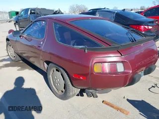 1984 Porsche 928 z VIN WP0JB0925ES860300, wystawiony jako IAAI lot #41581309 z przebiegiem 115 151 mil mil oraz . Historia ofert i sprzedaży dostępna na DreamBid. Obrazek 3.