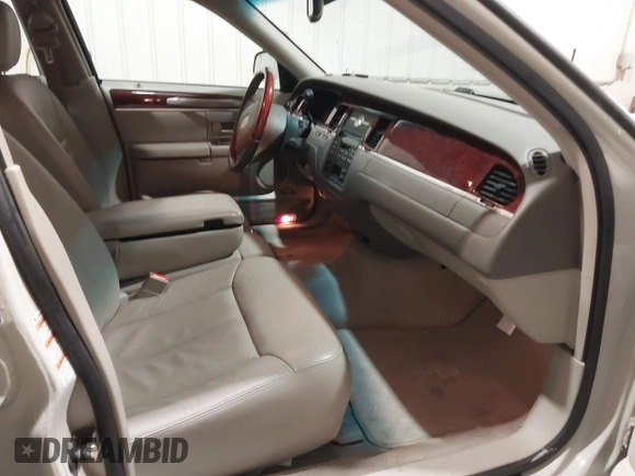 2004 Lincoln Town Car Ultimate z VIN 1LNHM83W74Y640747, wystawiony jako IAAI lot #41612377 z przebiegiem 36 400 mil mil oraz . Historia ofert i sprzedaży dostępna na DreamBid. Obrazek 5.