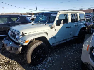 2024 Jeep Wrangler Sahara z VIN 1C4RJXP68RW128360, wystawiony jako Copart lot #84001304 z przebiegiem 17 036 mil mil oraz Szkoda całkowita • Salvage title. Historia ofert i sprzedaży dostępna na DreamBid. Obrazek 1.