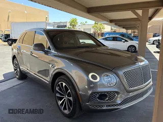 2017 Bentley Bentayga W12 z VIN SJAAC2ZV4HC014422, wystawiony jako Copart lot #57335785 z przebiegiem 105 871 mil mil oraz Tytuł czysty. Historia ofert i sprzedaży dostępna na DreamBid. Obrazek 1.