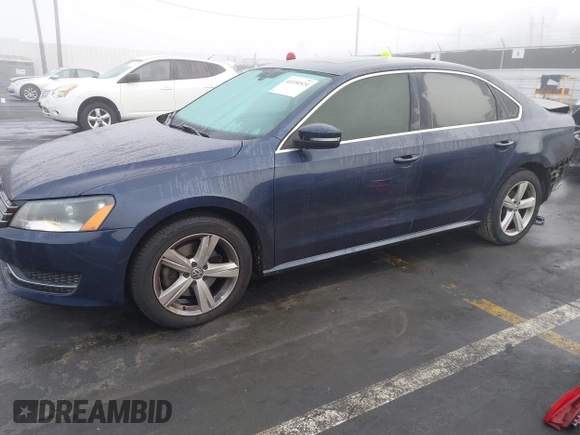 2012 Volkswagen Passat SE z VIN 1VWBP7A35CC106014, wystawiony jako IAAI lot #41150524 z przebiegiem 117 309 mil mil oraz . Historia ofert i sprzedaży dostępna na DreamBid. Obrazek 2.