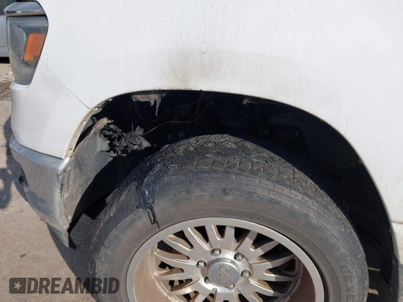 2019 Ram 1500 Big Horn z VIN 1C6RREFT6KN522317, wystawiony jako IAAI lot #41483697 z przebiegiem Nie podano mil oraz . Historia ofert i sprzedaży dostępna na DreamBid. Obrazek 14.