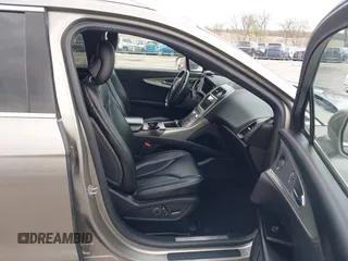 2016 Lincoln MKX Select z VIN 2LMTJ8KR9GBL57397, wystawiony jako IAAI lot #42104585 z przebiegiem 286 562 mil mil oraz . Historia ofert i sprzedaży dostępna na DreamBid. Obrazek 5.