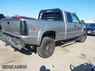 2000 Chevrolet Silverado 2500 LT with VIN 1GCGK29U1YE263011, listed as a IAAI auction lot 41634632 with 179,346 mi miles. Bid and sale history available at carsss.com. Image 4.