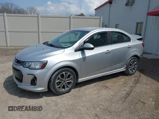2018 Chevrolet Sonic LT z VIN 1G1JD5SH8J4100214, wystawiony jako IAAI lot #42133743 z przebiegiem 103 508 mil mil oraz . Historia ofert i sprzedaży dostępna na DreamBid. Obrazek 2.